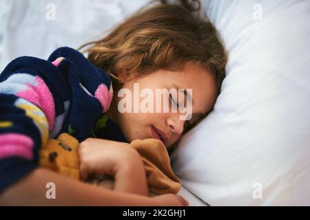 La tappa successiva è Dreamland. Scatto corto di una ragazza che dorme con i giocattoli molli. Foto Stock