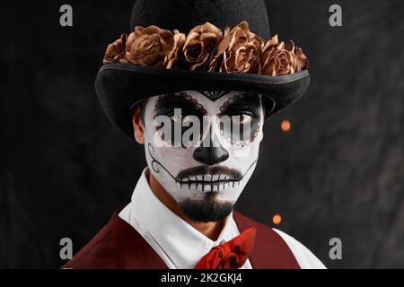 E' una tradizione messicana. Ritratto corto di un bel giovane vestito con il suo costume di Halloween in stile messicano. Foto Stock