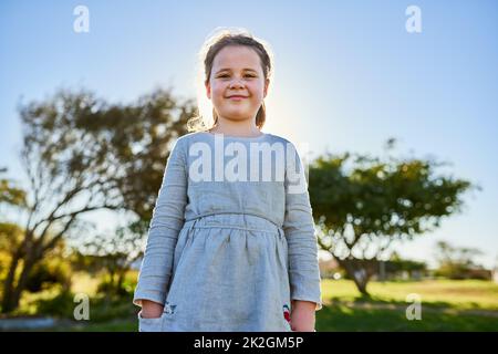 Unisciti a me per un po' di divertimento al sole. Ritratto di una simpatica bambina che si gode una giornata al parco. Foto Stock