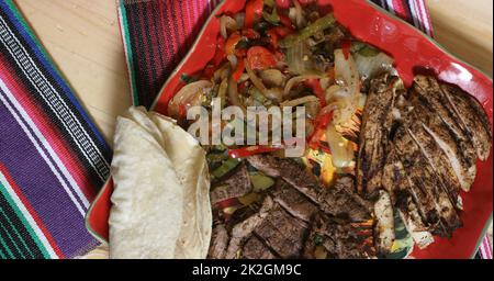 Pasto Fajita di manzo e pollo sul tavolo con riso e tortilla Foto Stock