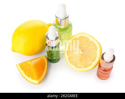 Bottiglie di siero di agrumi e frutta isolate su fondo bianco Foto Stock
