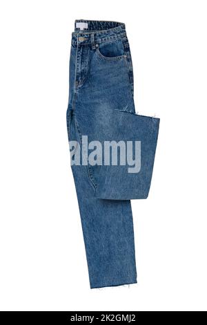 Donna jeans isolato. Eleganti pantaloni jeans blu donna ripiegati e alla moda, isolati su sfondo bianco. Tracciato di ritaglio. Pantaloni denim alla moda da donna. Foto Stock