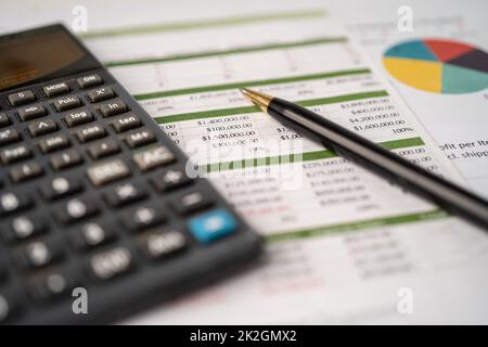 Calcolatrice su foglio elettronico. Sviluppo finanziario, conto bancario, Statistiche, Investment Analytic Research data economy, Borsa valori, Business Company Concept. Foto Stock