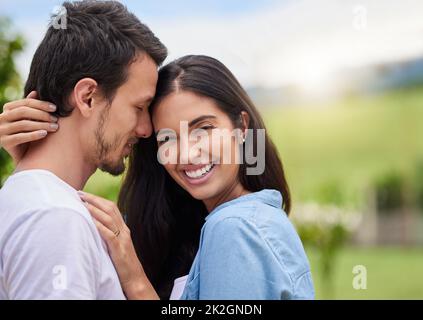 Lovetheres non più sensazione. Scatto corto di una giovane coppia affettuosa che si abbraccia mentre si alza all'aperto. Foto Stock