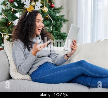 I vostri cari sono più vicini di quanto pensiate. Scatto di una giovane donna durante una videochiamata utilizzando un tablet digitale a casa. Foto Stock