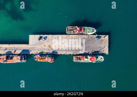 Theres sempre qualcosa che continua lungo la costa. Inquadratura ad alto angolo di barche ormeggiate lungo un molo. Foto Stock