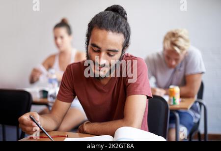 Ha sostenuto questo esame un gruppo di studenti universitari che studiavano insieme. Foto Stock