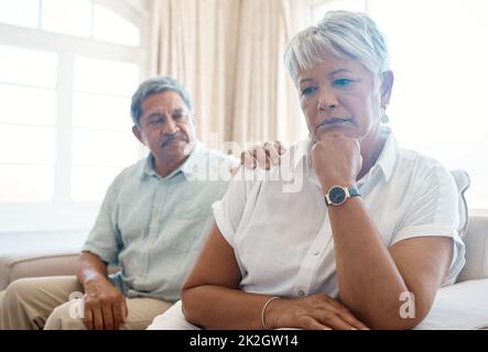 Im qui se avete bisogno di me. Fucilato di un uomo anziano che consolava sua triste moglie a casa. Foto Stock