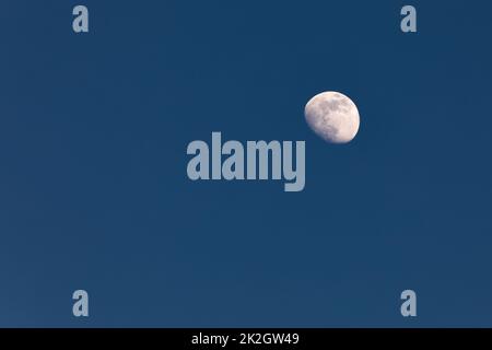 La luna ceretta al cielo blu scuro sopra la Baviera Foto Stock