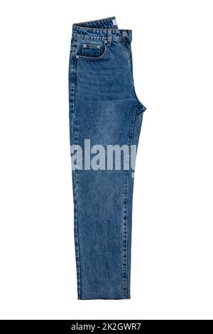 Donna jeans isolato. Eleganti pantaloni jeans blu donna ripiegati e alla moda, isolati su sfondo bianco. Tracciato di ritaglio. Pantaloni denim alla moda da donna. Foto Stock