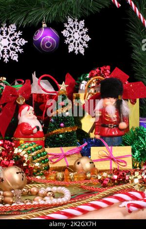 Ornamenti e decorazioni di Natale su sfondo nero Foto Stock