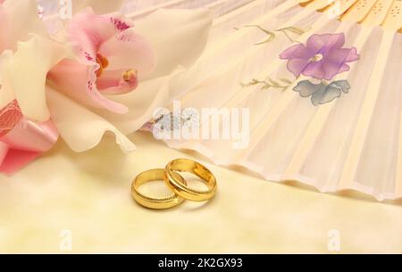 Rosa Orchidea e Wedding Rings primo piano Foto Stock