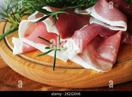 Fette di prosciutto su un tagliere Foto Stock