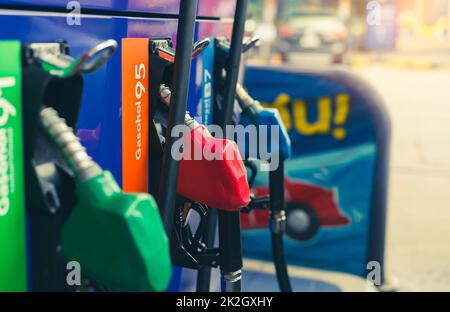 Ugello di rifornimento carburante della pompa di benzina nella stazione di servizio. Erogatore di carburante. Rifornire di carburante con benzina. Maniglia della pompa del gas. Pistola erogatrice benzina rossa. Industria petrolifera. Crisi petrolifera. Crisi dei prezzi della benzina. Foto Stock