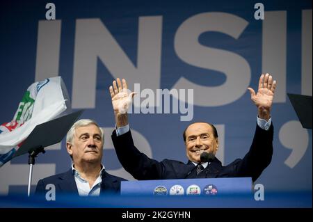 Roma, Italia. 22nd Set, 2022. Antonio Tajani (L), coordinatore di forza Italia, e Silvio Berlusconi (R), presidente di forza Italia, hanno visto salutare le persone durante il rally. I leader della coalizione di centro destra si sono riuniti in Piazza del Popolo a Roma per il raduno politico ìInsieme per líItaliaî, prima delle elezioni nazionali, il 25 settembre 2022. (Foto di Valeria Ferraro/SOPA Images/Sipa USA) Credit: Sipa USA/Alamy Live News Foto Stock