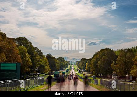 Esposizione diurna di persone che camminano lungo la Long Walk nel Great Windsor Park Foto Stock