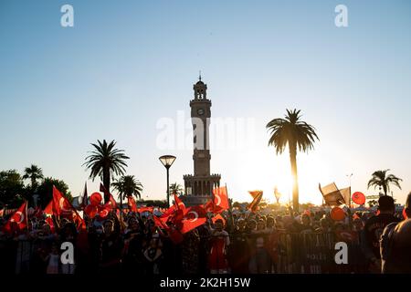 Smirne, Turchia - 15 luglio 2022: 15 luglio Giornata della democrazia in Turchia Smirne. Poeple che tiene bandiere turche in piazza Konak a Izmir e di fronte al HIS Foto Stock