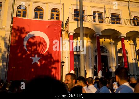 Smirne, Turchia - 15 luglio 2022: 15 luglio Giornata della democrazia in Turchia Smirne. Izmir città governo casa con persone affollate Foto Stock