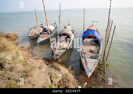 Tradizionale qualche barca da pesca in legno sul fiume Padma Foto Stock