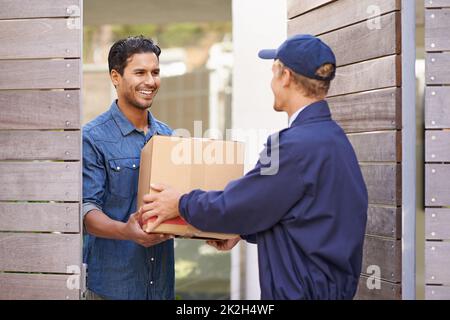 Consegna diretta alla vostra porta. Un giovane che fa una consegna a casa. Foto Stock