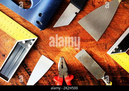 Un assortimento di strumenti di lavoro su sfondo di legno. Vista superiore Foto Stock