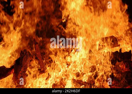 Un grande fuoco di notte Foto Stock