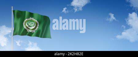 Bandiera della Lega araba isolata su un cielo blu. Banner orizzontale Foto Stock