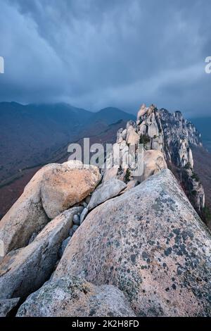 Vista da Ulsanbawi roccia a picco. Seoraksan National Park, Corea del Sud Foto Stock