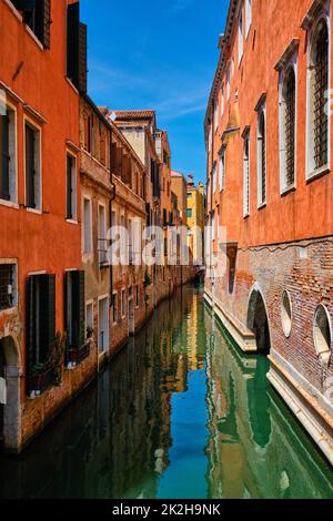 Stretto canale con case a Venezia, Italia Foto Stock