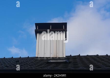 Impilamento. Cielo blu nuvoloso. Foto Stock