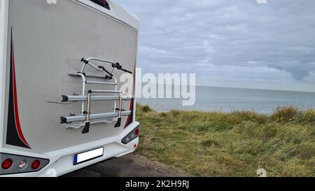 Installazione di un portabiciclette per e-bike sul Caravan Foto Stock