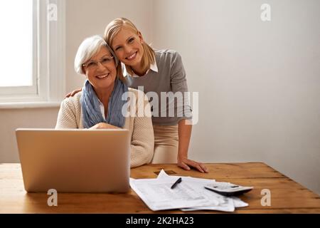 Prestito di una mano con le dichiarazioni di imposta di Grandmas. Una nipote che aiuta la nonna con il suo budget. Foto Stock