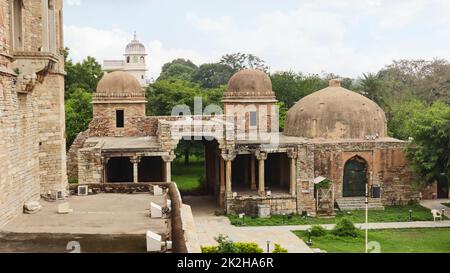 Mura rovinate e cadute di Maharana Kumbha Palace, Chittorgarh Fort, Rajasthan, India. Foto Stock