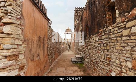 Mura rovinate e cadute di Maharana Kumbha Palace, Chittorgarh Fort, Rajasthan, India. Foto Stock