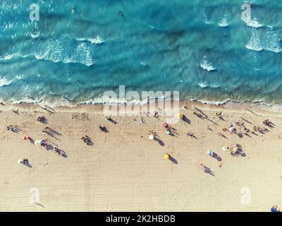 Izmir, Turchia - 17 agosto 2022: Vista aerea della spiaggia di Ilica in estate Cesme Izmir Turchia ci sono persone sulla spiaggia con ombrelloni Foto Stock