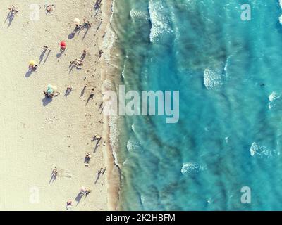 Izmir, Turchia - 17 agosto 2022: Vista aerea della spiaggia di Ilica in estate Cesme Izmir Turchia ci sono persone sulla spiaggia con ombrelloni Foto Stock