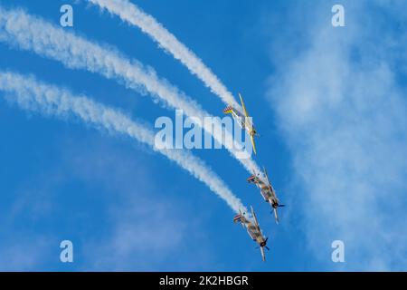 Bucarest, Romania, 4 Set 2022: Airshow con aerei che effettuano voli acrobatici su cielo blu, Aeroclubul Romanieie squadra di aerobica Foto Stock