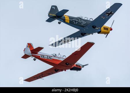 Bucarest, Romania, 4 Set 2022: Airshow con aerei che effettuano voli acrobatici su cielo blu, Aeroclubul Romanieie squadra di aerobica Foto Stock