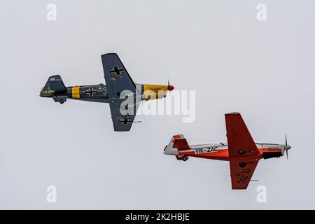 Bucarest, Romania, 4 Set 2022: Airshow con aerei che effettuano voli acrobatici su cielo blu, Aeroclubul Romanieie squadra di aerobica Foto Stock