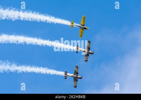 Bucarest, Romania, 4 Set 2022: Airshow con aerei che effettuano voli acrobatici su cielo blu, Aeroclubul Romanieie squadra di aerobica Foto Stock