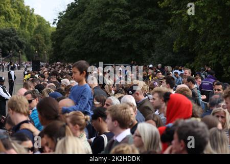La folla si affollano nei Kensington Gardens. Il funerale di Stato della Regina Elisabetta II, tenutosi oggi (19 settembre 2022) nell'Abbazia di Westminster. Il paese è ancora ufficialmente in lutto la regina Elisabetta II, che è stata succeduta da re Carlo III La regina Elisabetta II morì il 8 settembre 2022, mentre soggiornò al castello di Balmoral in Scozia. Foto Stock