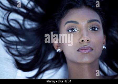 Lucchetti lucci sono tutti Ive mai voluto. Scatto di una giovane donna con capelli meravigliosi in uno studio. Foto Stock