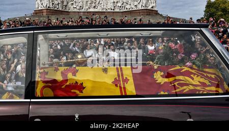 Il hearse che porta sua Maestà la Regina Elisabetta II passa davanti all'Albert Memorial prima del funerale di Stato della Regina Elisabetta II, che si tiene oggi (19 settembre 2022) nell'Abbazia di Westminster. Il paese è ancora ufficialmente in lutto la regina Elisabetta II, che è stata succeduta da re Carlo III La regina Elisabetta II morì il 8 settembre 2022, mentre soggiornò al castello di Balmoral in Scozia. Foto Stock