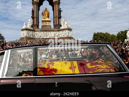 I lori e i bramatori osservano l'hearse che porta sua Maestà la Regina Elisabetta II passa davanti all'Albert Memorial prima del funerale di Stato della Regina Elisabetta II, tenutosi oggi (19 settembre 2022) nell'Abbazia di Westminster. Il paese è ancora ufficialmente in lutto la regina Elisabetta II, che è stata succeduta da re Carlo III La regina Elisabetta II morì il 8 settembre 2022, mentre soggiornò al castello di Balmoral in Scozia. Foto Stock