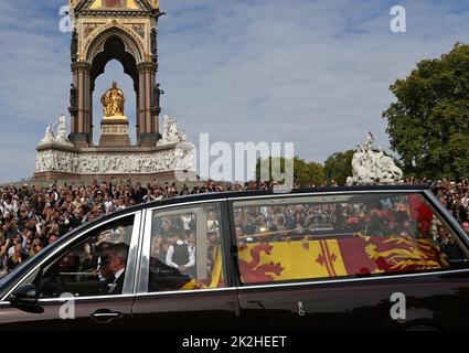 Il hearse che porta sua Maestà la Regina Elisabetta II passa davanti all'Albert Memorial prima del funerale di Stato della Regina Elisabetta II, che si tiene oggi (19 settembre 2022) nell'Abbazia di Westminster. Il paese è ancora ufficialmente in lutto la regina Elisabetta II, che è stata succeduta da re Carlo III La regina Elisabetta II morì il 8 settembre 2022, mentre soggiornò al castello di Balmoral in Scozia. Foto Stock