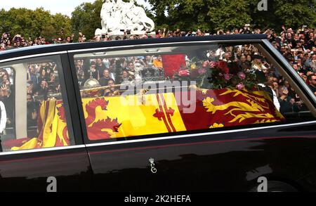 I lori e i bramatori osservano l'hearse che porta sua Maestà la Regina Elisabetta II passa davanti all'Albert Memorial prima del funerale di Stato della Regina Elisabetta II, tenutosi oggi (19 settembre 2022) nell'Abbazia di Westminster. Il paese è ancora ufficialmente in lutto la regina Elisabetta II, che è stata succeduta da re Carlo III La regina Elisabetta II morì il 8 settembre 2022, mentre soggiornò al castello di Balmoral in Scozia. Foto Stock