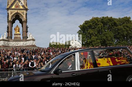 Il hearse che porta sua Maestà la Regina Elisabetta II passa davanti all'Albert Memorial prima del funerale di Stato della Regina Elisabetta II, che si tiene oggi (19 settembre 2022) nell'Abbazia di Westminster. Il paese è ancora ufficialmente in lutto la regina Elisabetta II, che è stata succeduta da re Carlo III La regina Elisabetta II morì il 8 settembre 2022, mentre soggiornò al castello di Balmoral in Scozia. Foto Stock