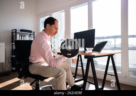 Bel giovane uomo d'affari che si esercita con le Dumbbells Foto Stock