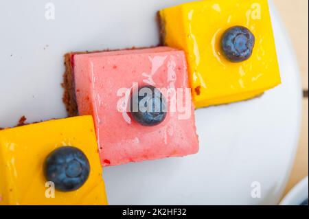 Fragole e mousse di mango dessert torta Foto Stock