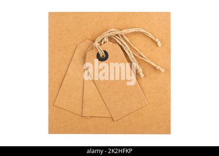 set di etichette e buste in carta con filo di tessuto isolato su bianco Foto Stock